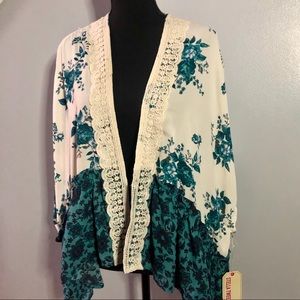 NWT! Lightweight floral shawl/kimono style